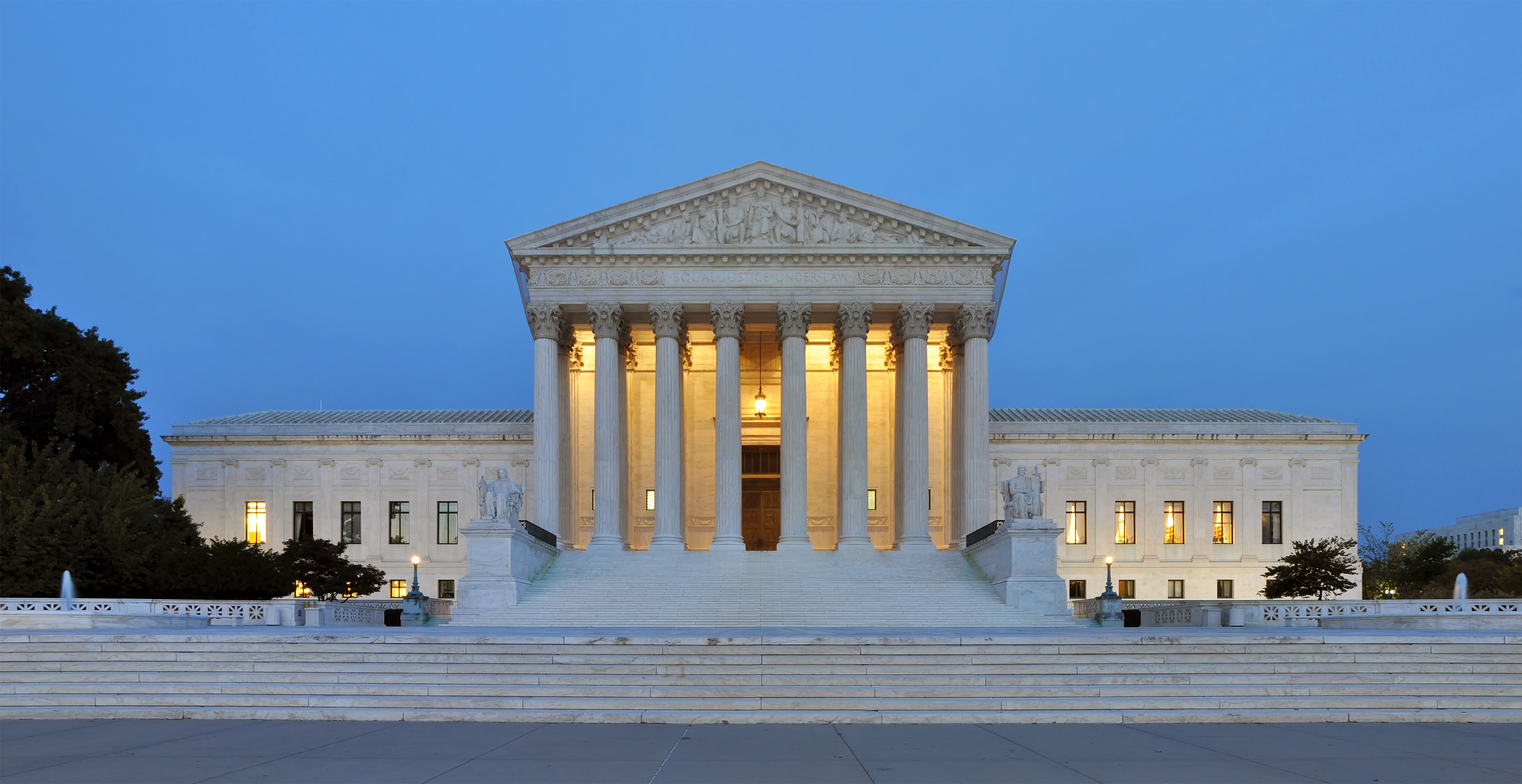 Panoramic image of US Supreme Court building exterior